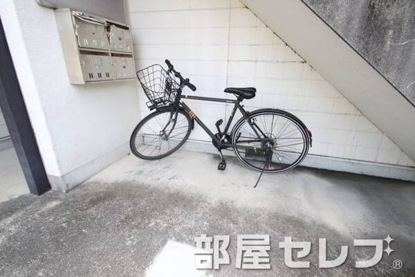 こちらへ自転車を。