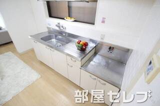 段落ちキッチン。