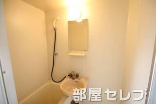 鏡付きの洗面台です。