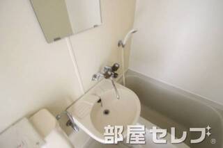 鏡付き洗面台。