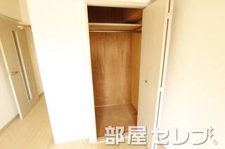 使いやすいサイズの収納です。