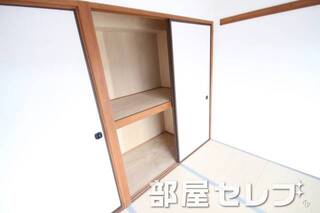 奥行きのある収納。