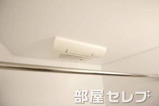 浴室乾燥機付き。