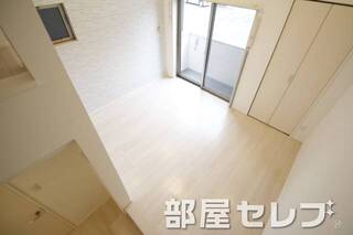 ロフトから見た居室。
