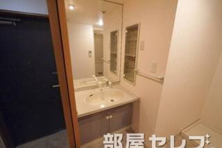 きれいな洗髪洗面化粧台です。鏡でかいです。