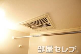 浴室乾燥機付き。