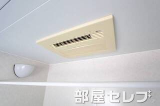 浴室乾燥機付き。