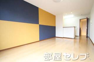 アクセントクロスが特徴的なお部屋ですね。