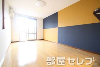 アクセントクロスが特徴的なお部屋ですね。