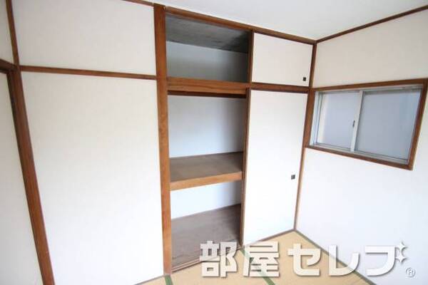 奥行きのある収納。