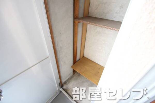 ベランダに物入あります。