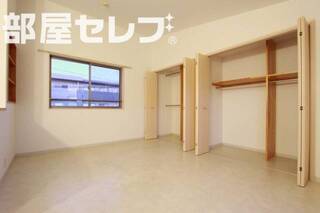 ２階には明るい洋室があります