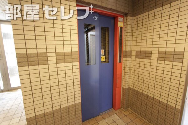 エレベーターで便利です。