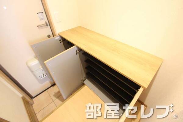 下駄箱付きで玄関すっきり。
