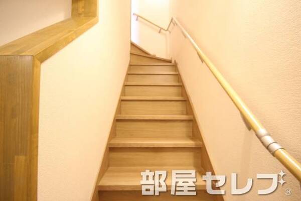 階段も手すりが付いて安心。
