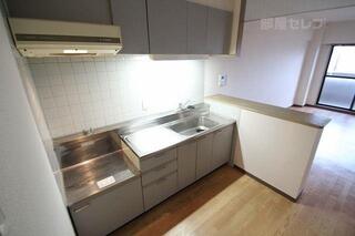 横にカウンターがあるので物が置きやすいです