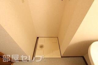 脱衣場に洗濯機置き場があります。