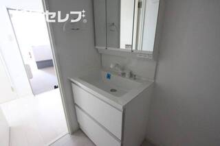 洗面台にも収納があります
