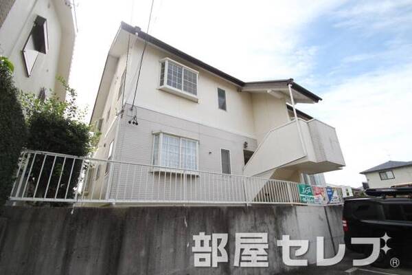 閑静な住宅街　2階建てのアパート。