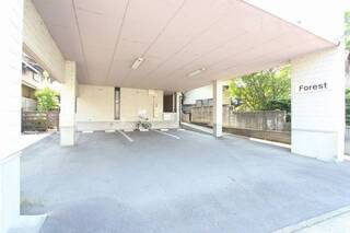 1階は駐車場にもなっています。