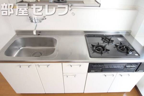3口グリル付きコンロで料理もスムーズです。