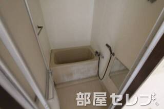 リフォーム前、バス。綺麗になります。他号室の写真です。