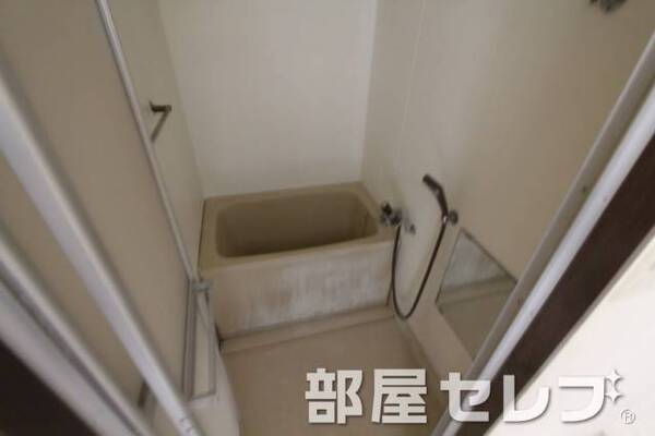 リフォーム前、バス。綺麗になります。他号室の写真です。