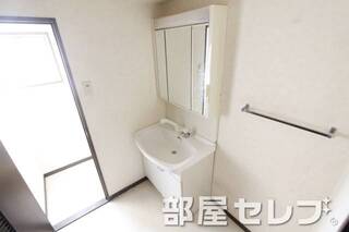 洗髪洗面化粧台いいですね。他号室の写真です。