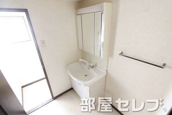 洗髪洗面化粧台いいですね。他号室の写真です。