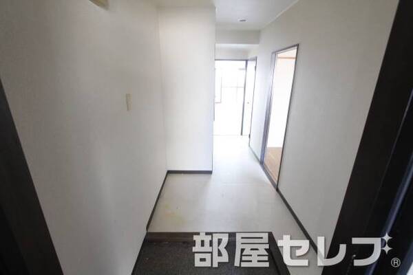 玄関からの写真です。他号室の写真です。