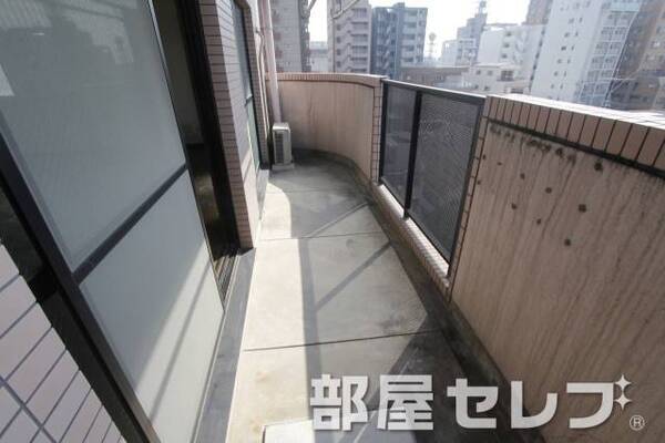洗濯物もたくさん干せるベランダです。他号室の写真です。