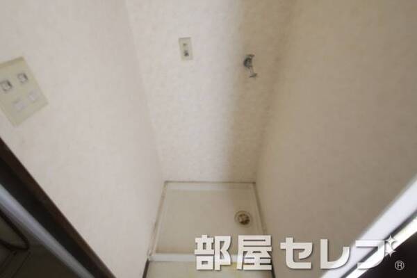 室内洗濯機置場あります。他号室の写真です。