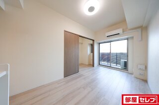 床や建具の色が異なります