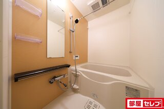 床や建具の色が異なります