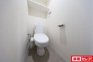 床や建具の色が異なります
