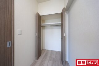 床や建具の色が異なります