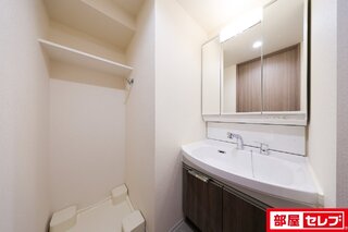 床や建具の色が異なります
