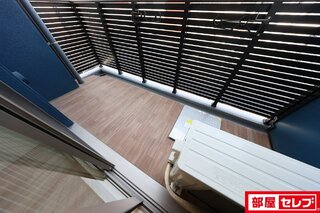 床や建具の色が異なります