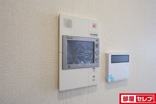 床や建具の色が異なります