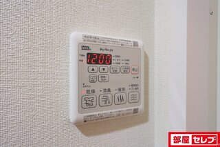 床や建具の色が異なります