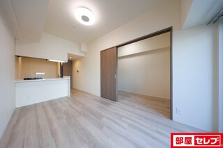 床や建具の色が異なります