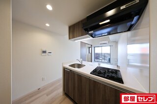 床や建具の色が異なります