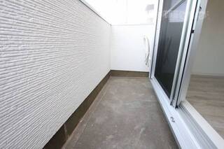 ベランダの外は閑静な住宅街。でも幹線道路もすぐです