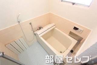 お風呂に小窓があります。