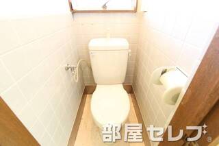 トイレで考え事でも。