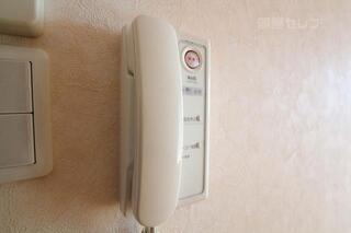 インターホンで来客時に確認ができます。