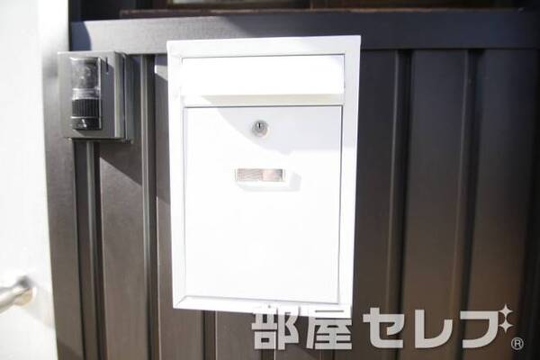 おしゃれな郵便ポスト。