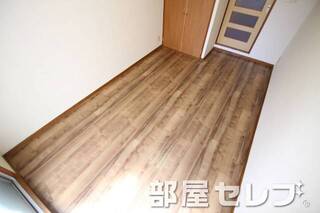 広い居室で家具も配置しやすい。他号室の写真です。