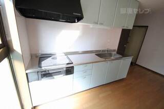 水色のキッチンがデザイン性を演出します。