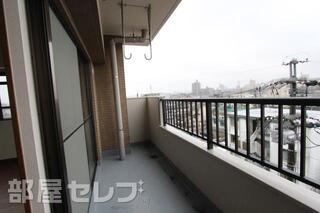 洗濯物たくさん干せる広いバルコニーです。